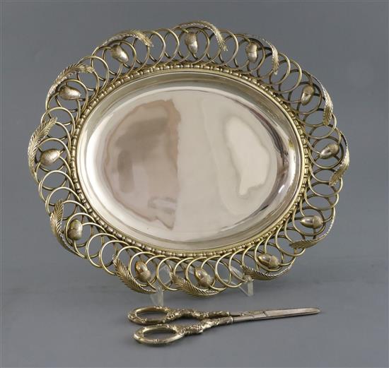 An Edwardian parcel gilt silver oval fruit dish and similar pair of grape shears, by Peter Henderson Deere, 24 oz.